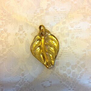 VTG Gold Tone Charm Vintage Leaf Floral Pendant